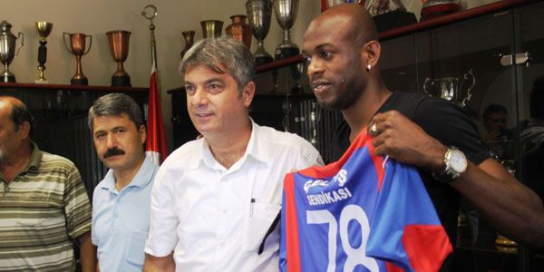 Karabkspor Shelton ile imzalad 